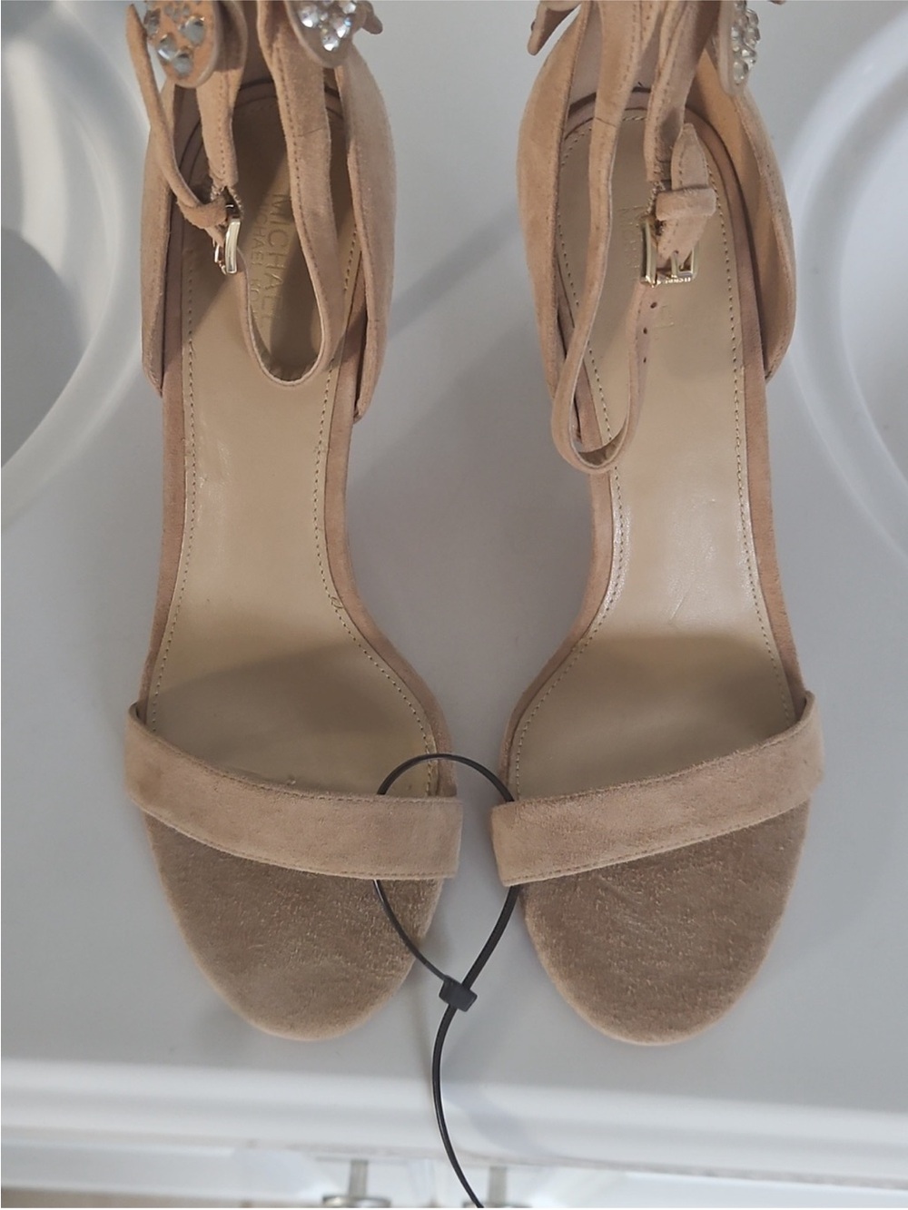 Michael Kors BEVERLY Butterfly
Applique Suede Sandals Sz 7.5 - Picture 7 of 12